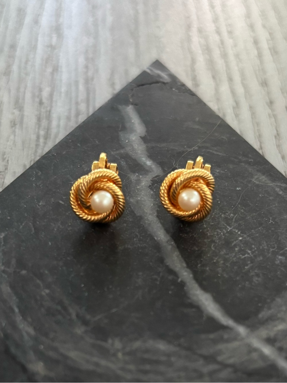 Vintage earrings in gold tone with faux pearls. Clip on in EUC.